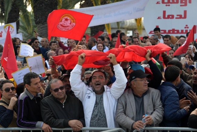 Tunus'ta 700 bin kamu görevlisi greve başladı