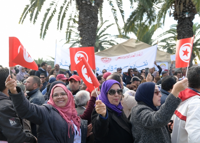 Tunus'ta 700 bin kamu görevlisi greve başladı