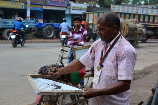 Bangladeşli adam ağaçları kurtarmak için sokak sokak geziyor