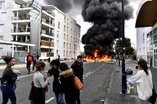 Fransa'da öğrenciler okulları ateşe verdi