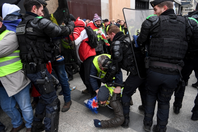 Paris sokakları yine karıştı: Protestolarda 168 kişi gözaltına alındı