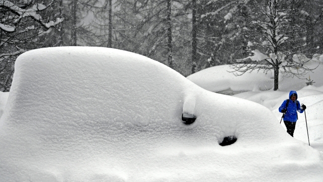 Avusturya'da yoğun kar yağışı hayatı olumsuz etkiliyor