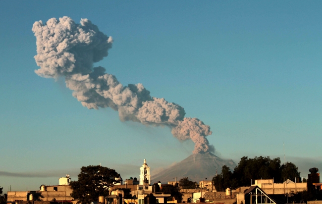 Popocatepetl yanardağı kül püskürtmeye devam ediyor