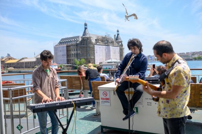 İstanbul'da vapur seferlerini renklendiren canlı müzikler