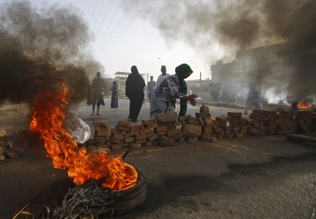 Sudan'da muhalifler sivil itaatsizlik eylemlerini ve grevi askıya aldı