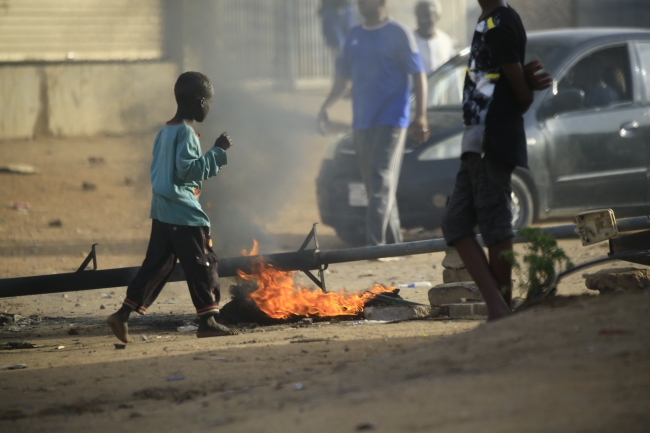 Sudan'da muhalifler sivil itaatsizlik eylemlerini ve grevi askıya aldı