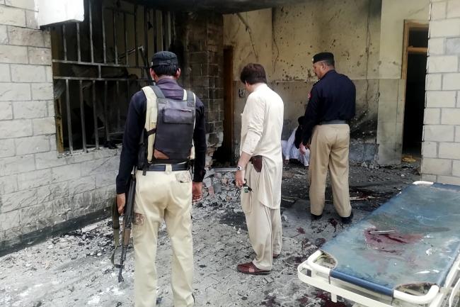 Pakistan'da çifte saldırı: 9 ölü