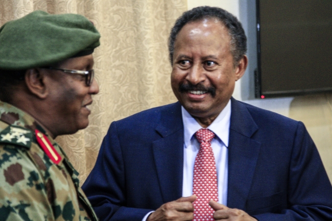 Sudan'da geçiş dönemi başbakanı Hamadok yemin etti