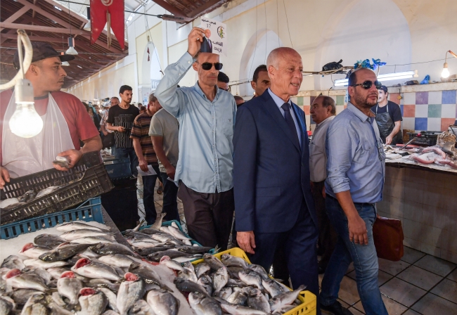 Kays Said, başkent Tunus'ta bir pazarda. 10 Eylül. Fotoğraf: AFP