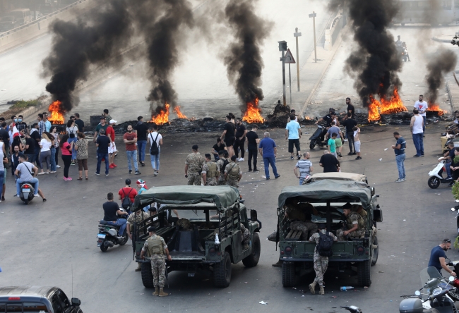 Başkent Beyrut'ta protestocular sokakları trafiğe kapatarak, lastik yaktı. Fotoğraf: AFP