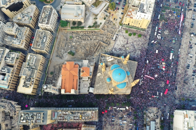 Lübnan'ın başkenti Beyrut'ta binlerce kişi hükümetin yeni vergilerini protesto ediyor. Fotoğraf: AFP