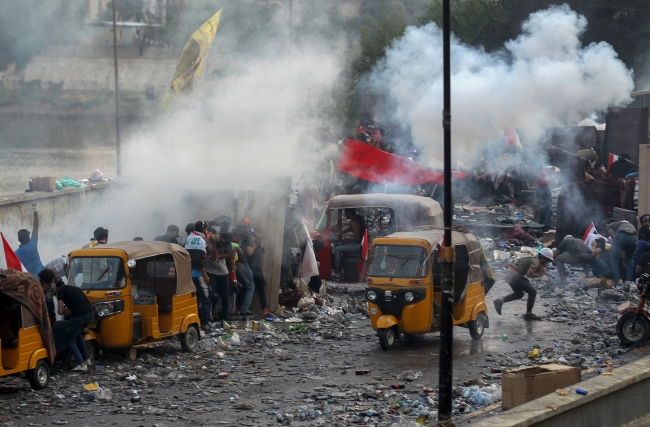 Iraklılar, işsizlik, yolsuzluk, kamu hizmeti yetersizliği ve İran'ın ülkedeki etkinliğini protesto ediyor. Fotoğraf: AFP