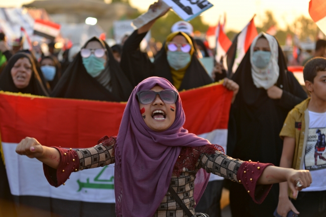 Iraklılar, işsizlik, yolsuzluk, kamu hizmeti yetersizliği ve İran'ın ülkedeki etkinliğini protesto ediyor. Fotoğraf: AFP