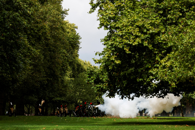 Kraliçe II. Elizabeth onuruna ülke genelinde top atışları yapıldı