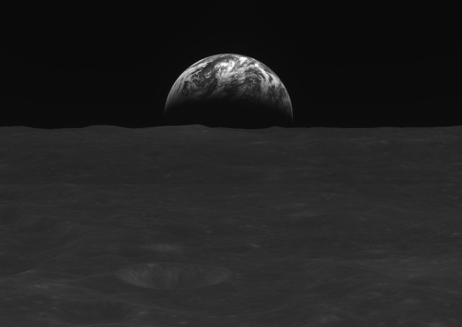 Uzay aracı Danuri'den siyah beyaz Ay yüzeyi ve Dünya fotoğrafı