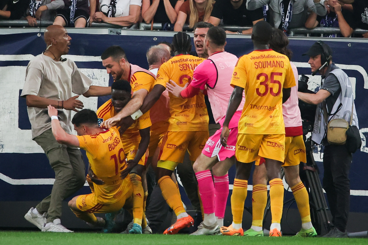 Fransa'da Bordeaux-Rodez maçı taraftarın futbolcuya saldırması nedeniyle tatil edildi