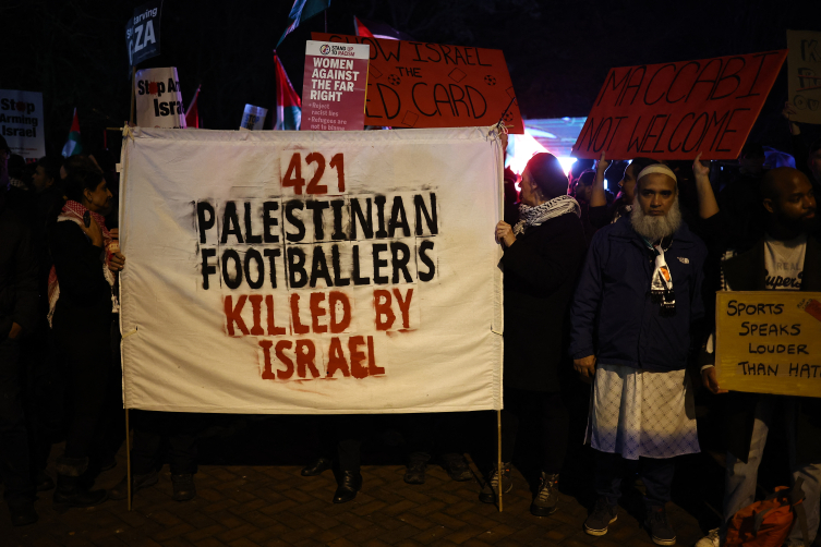 Binlerce kişi katil İsrail'in futboldan men edilmesi için İngiltere'de toplandı