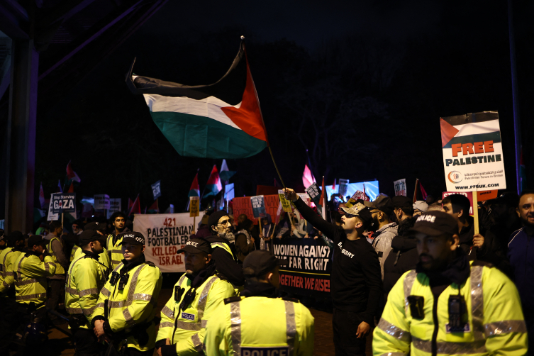 Binlerce kişi katil İsrail'in futboldan men edilmesi için İngiltere'de toplandı