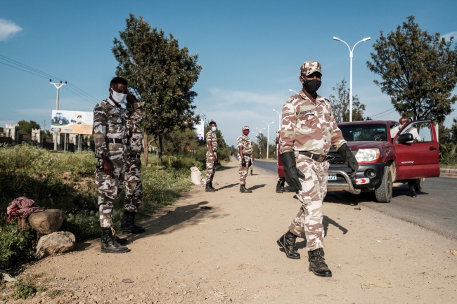 Bir kontrol noktasında Tigray güçleri. Fotoğraf: AFP