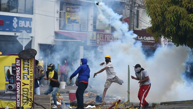 Kolombiya'da caddeler savaş alanına döndü