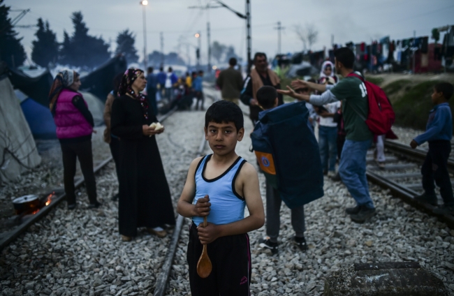 Suriyeli göçmenler, Yunanistan-Kuzey Makedonya sınırı. Fotoğraf: AFP