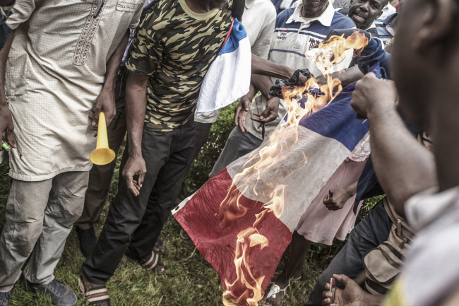 2020'deki gösterilerde Fransa bayrağı yakıldı. Fotoğraf: AFP