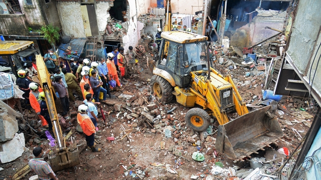 Hindistan'da muson yağmurları 3 katlı binayı yıktı: 11 ölü