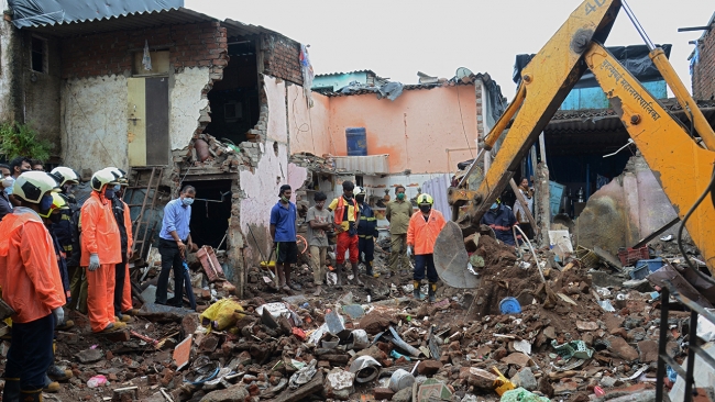 Hindistan'da muson yağmurları 3 katlı binayı yıktı: 11 ölü