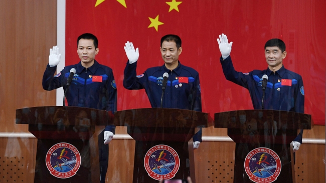 Atronotlar, Liu Boming (sağ), Nie Haişıng ve Tang Hongbo'nun (sol). Fotoğraf: AFP