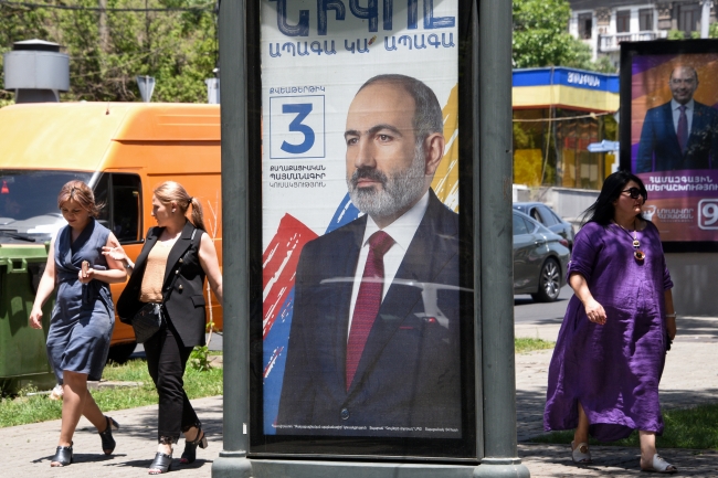 Anketlerde Paşinyan ve Koçaryan’ın partileri önde gösteriliyor. Fotoğraf: AFP