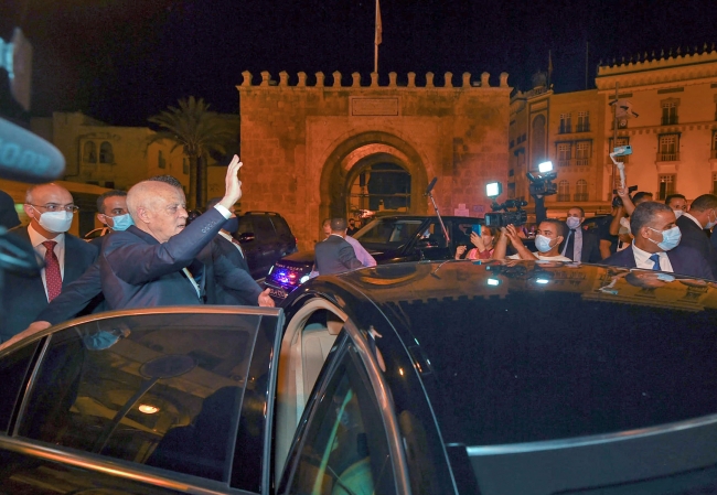 Cumhurbaşkanı Kays Said, açıklamalarının ardından sokaklarda. Fotoğraf: Reuters