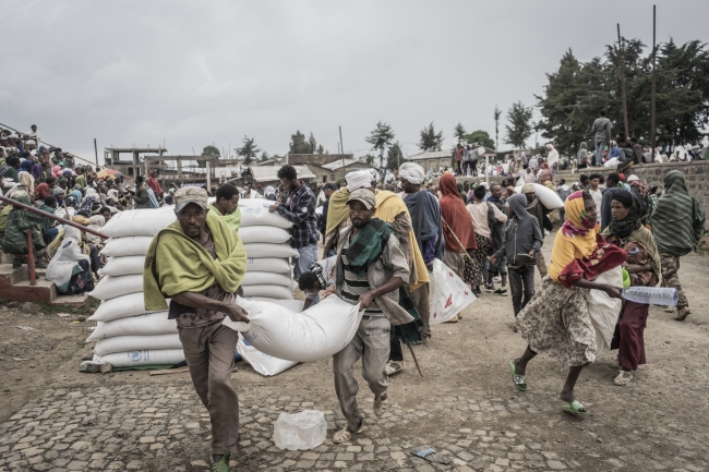 Dünya Gıda Programı tarafından yerinden edilmiş insanlara gıda dağıtımı yapılıyor. Fotoğraf: AFP