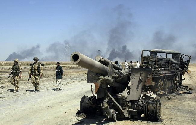 İngiliz askerleri Basra kenti yakınlarında.Yıl 2003. Fotoğraf: AFP