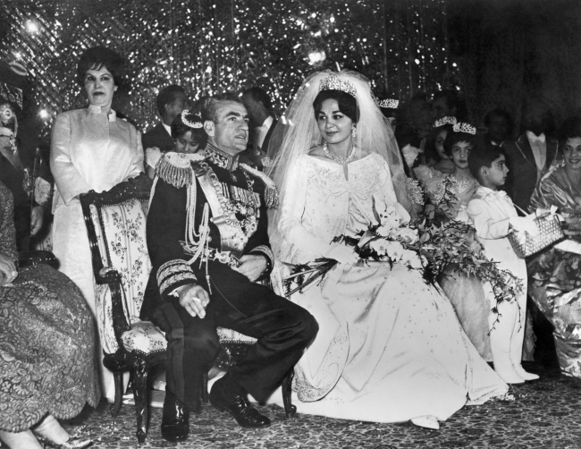 İran Şahı Rıza Pehlevi ve eşi Farah Diba'nın 1959'daki evlenme törenleri. Fotoğraf: AFP
