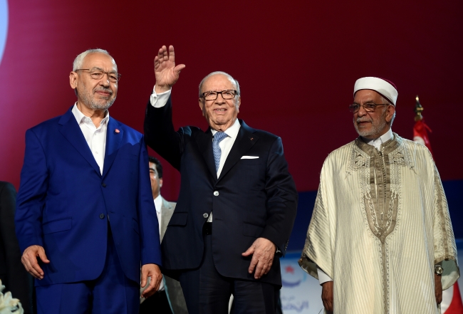  Nahda Hareketi lideri Raşid el-Gannuşi (solda), Tunus’un vefat eden Cumhurbaşkanı Baci Kaid es-Sibsi (ortada) ve Nahda Partisi Başkan Yardımcısı Abdulfettah Muro(sağda) bir arada, 2016. Fotoğraf: AFP