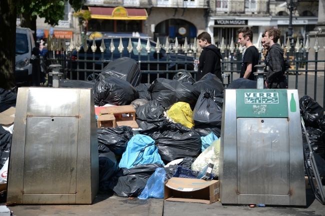 Fransa'da caddelerde 500 bin ton çöp birikti