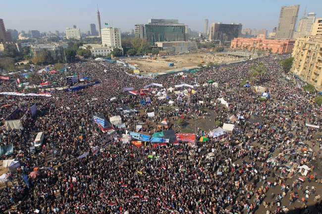 Mısır'da halk Mübarek karşıtı protestolarda. Tahrir Meyadanı. Fotoğraf: AFP