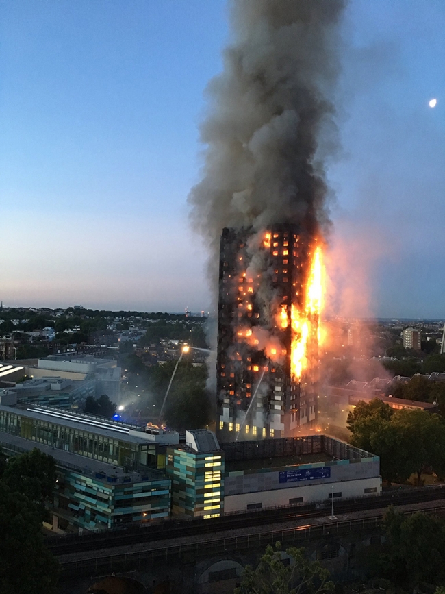 Londra'da 24 katlı binada yangın