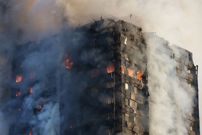 Londra'da 24 katlı binada yangın