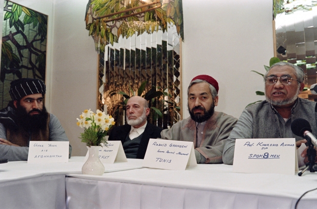 Nahda Hareketi lideri Raşid el-Gannuşi, Pakistan Camaat-i İslami lideri Hurşid Ahmed ile birlikte. İslamabad, 1991. Fotoğraf: AFP