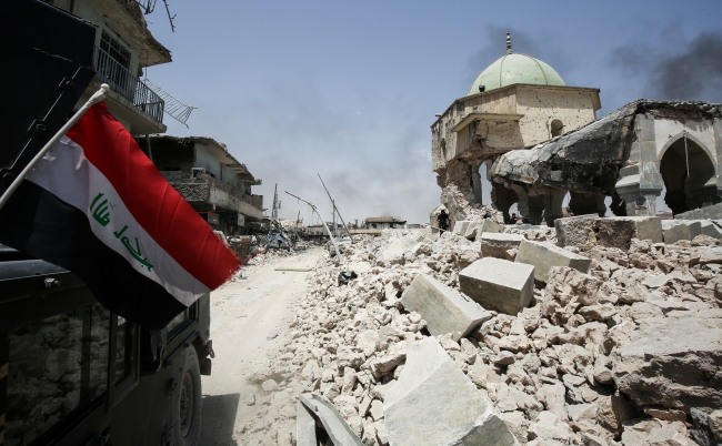 Irak güçleri, 2 Temmuz 2017'de Musul'da DEAŞ'in harabeye çevirdiği Eski Şehir bölgesine giriş yapıyor. Fotoğraf: AFP