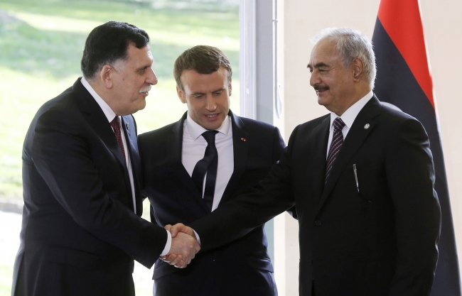 Faiz es-Serrac, Macron ve Hafter, Paris. Fotoğraf: AFP