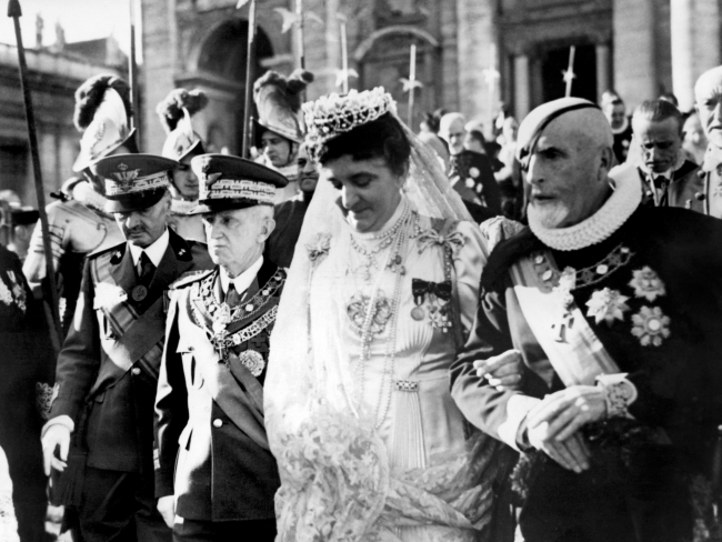 İtalya Kralı Victor Emmanuel III ve Kraliçe Elena, Vatikan'da Papa'yı ziyaret ediyor. Yıl 1939. Fotoğraf: AFP