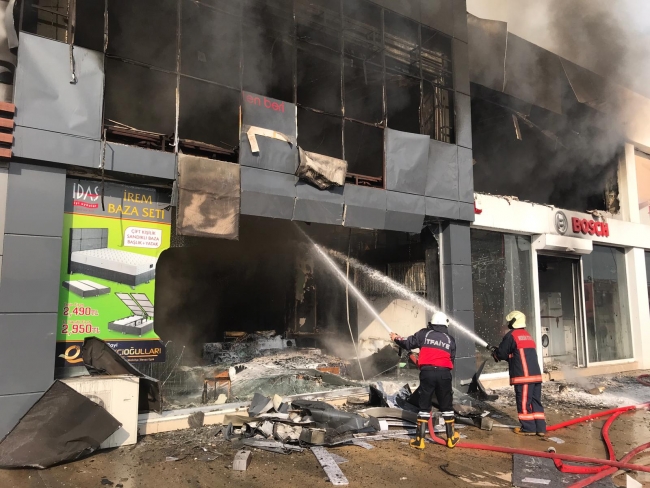 Mersin'de 12 katlı apartmanın altındaki dükkanlarda yangın