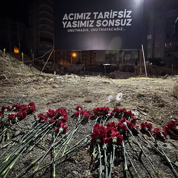 Depremlerde hayatını kaybedenler anıldı