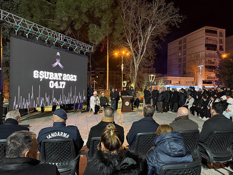 Depremlerde hayatını kaybedenler anıldı