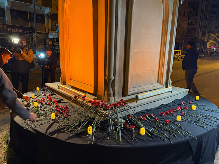 Depremlerde hayatını kaybedenler anıldı