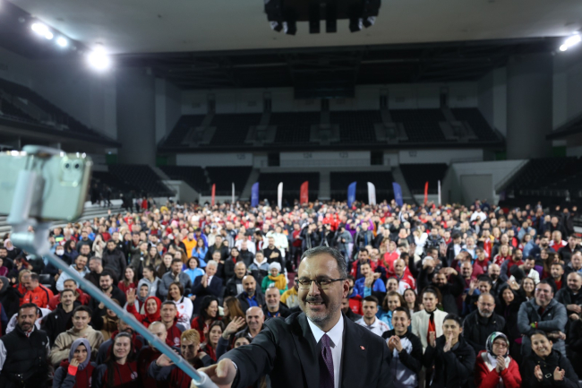 Bakan Kasapoğlu antrenörlerle bir araya geldi