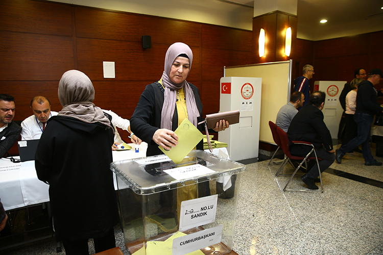 Yurt dışında oy kullananların sayısı 240 bini geçti