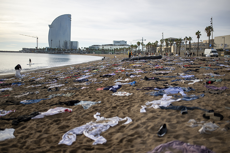 Barselona plajında, Akdeniz'de bu yıl ölen 2 bin 600'den fazla düzensiz göçmen anıldı